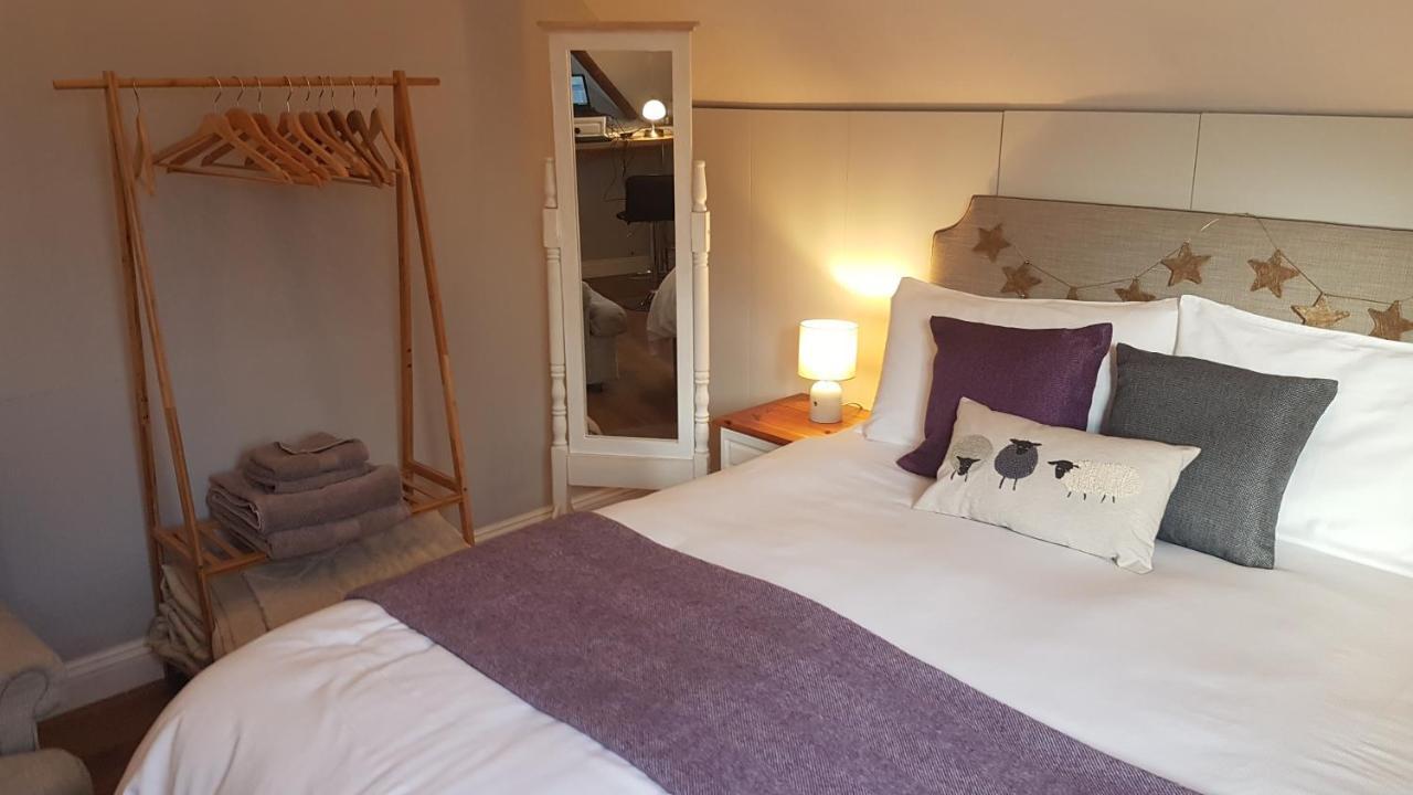 Post Office Row Apartment And Garden Crickhowell Bagian luar foto