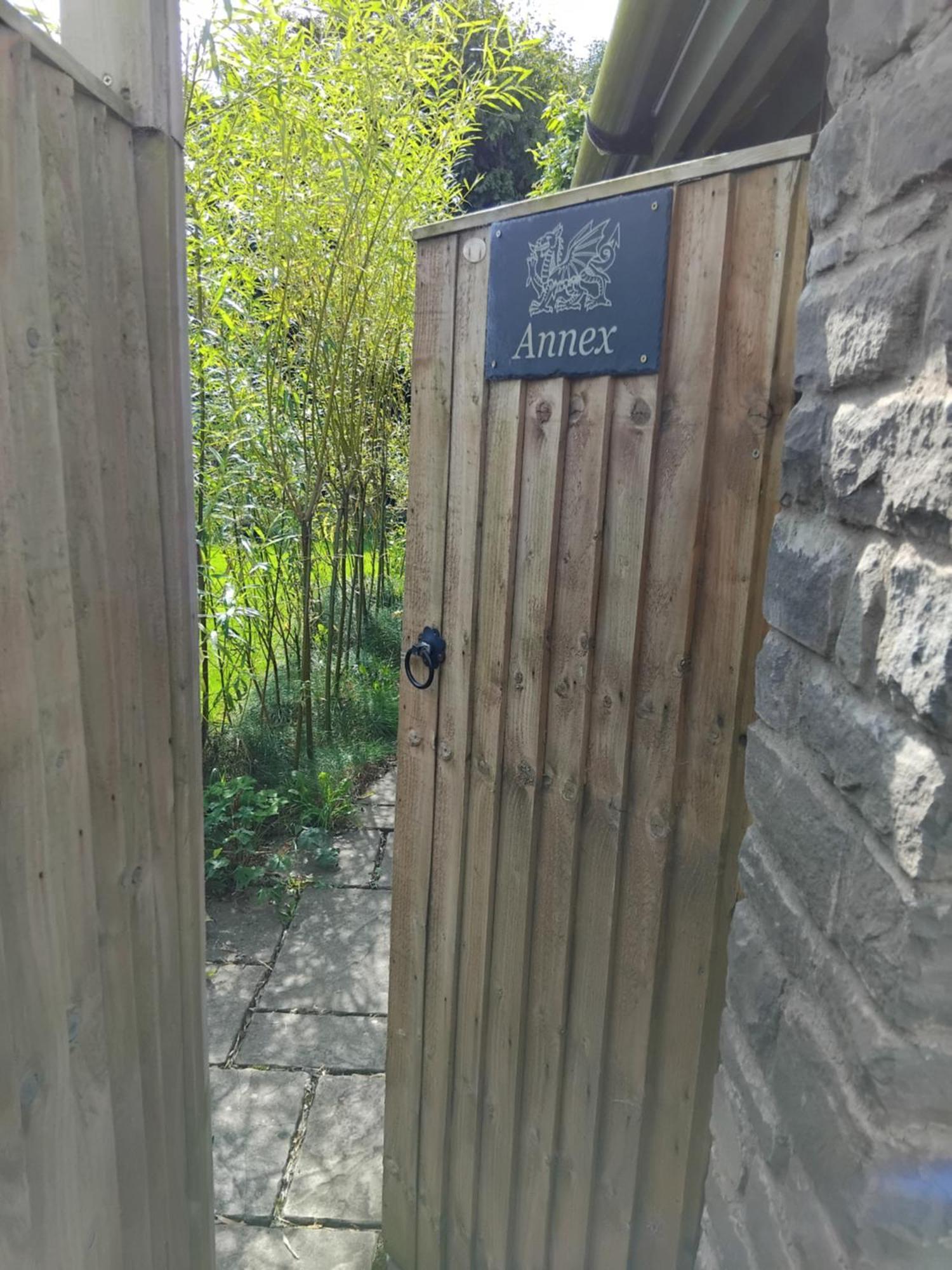 Post Office Row Apartment And Garden Crickhowell Bagian luar foto
